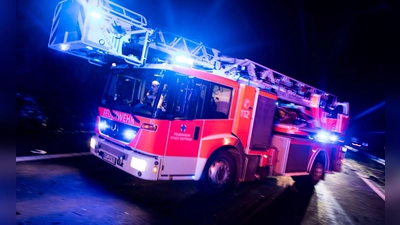 Die Feuerwehr löscht vor Ort. In dem betroffenen Gebäude soll unter anderem die Bergwacht ein Lager mit Pistenraupen haben, hieß es. (Symbolbild) (Foto: Marcel Kusch/dpa)