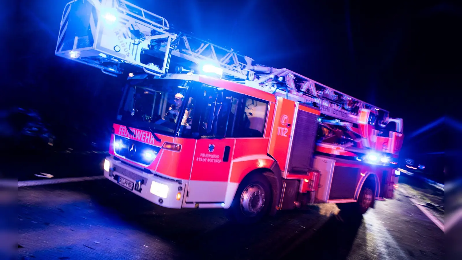 Die Feuerwehr löscht vor Ort. In dem betroffenen Gebäude soll unter anderem die Bergwacht ein Lager mit Pistenraupen haben, hieß es. (Symbolbild) (Foto: Marcel Kusch/dpa)