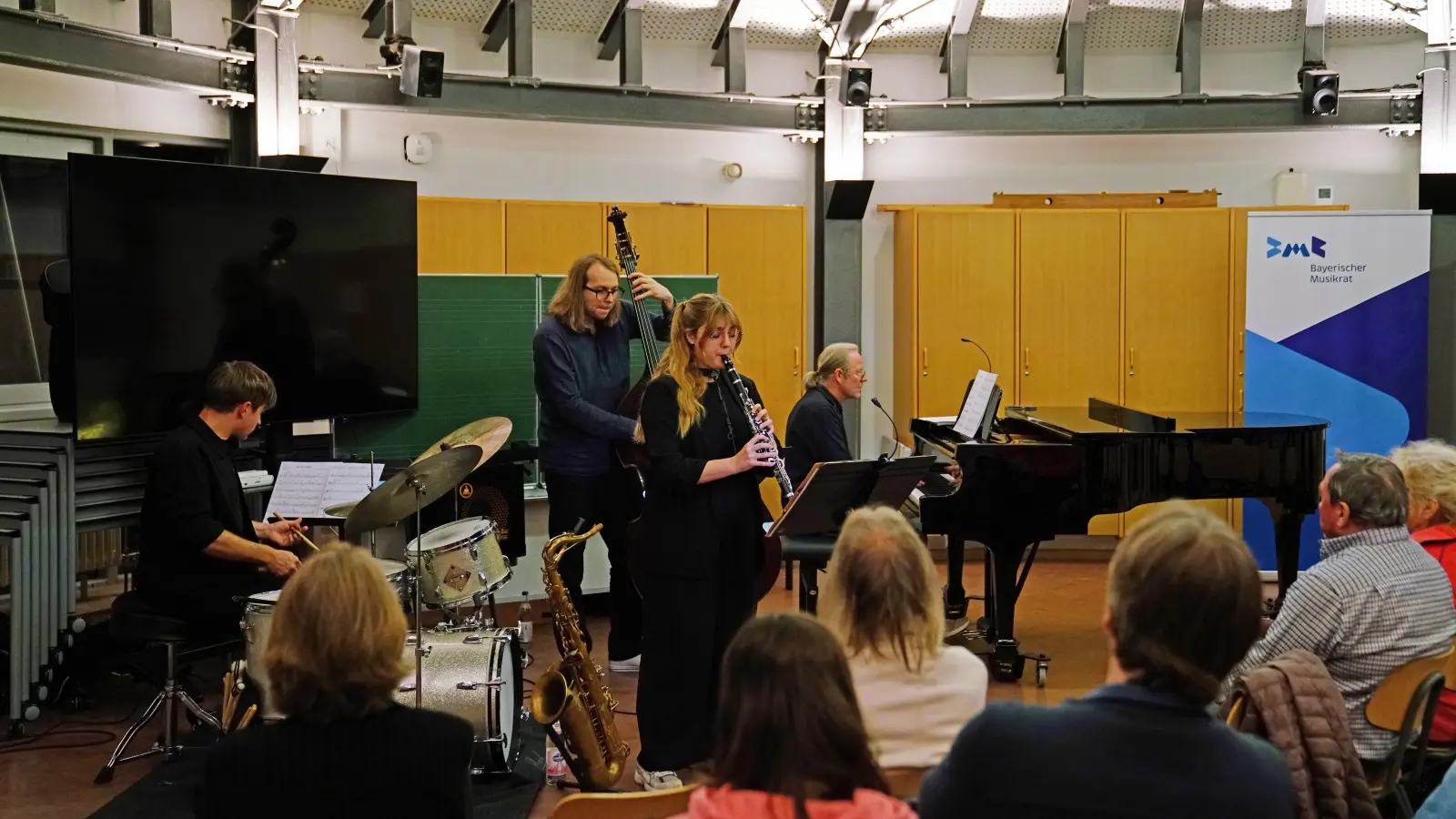 Machten sich in Ansbachs höchstem Musiksaal zu einem Roadtrip durch die Jazzgeschichte auf: Florian Kettler (Schlagzeug), Magdalena Busler (Klarinette, Saxophon), Jannis Krüber (Bass) und Bernhard Pichl (Klavier, Moderation), kurz das Bernhard Pichl Quartett. (Foto: Elke Walter)