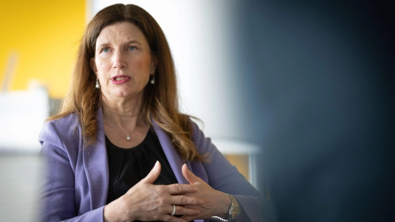 Commerzbank-Chefin Bettina Orlopp erklärt, wie sie eine Übernahme durch die Unicredit abwehren will. (Foto: Boris Roessler/dpa)