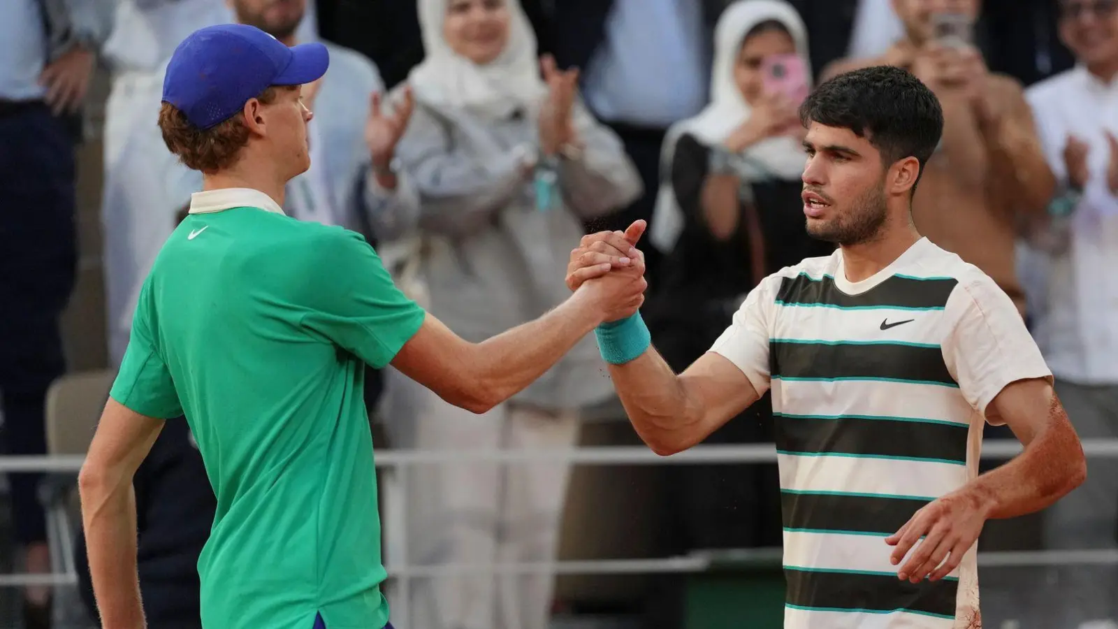 Jannik Sinner (l) und Carlos Alcaraz (r) stehen sich zum dritten Mal nacheinander im Endspiel eines Grand-Slam-Turniers gegenüber. (Foto: Thibault Camus/AP/dpa)