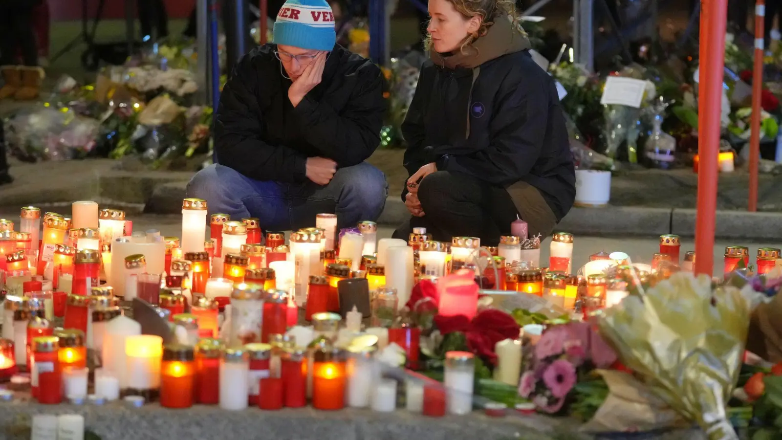 Einen Monat nach dem Inferno in Crans-Montana ist ein 18-Jähriger im Krankenhaus gestorben (Foto: Antonio Calanni/AP/dpa)