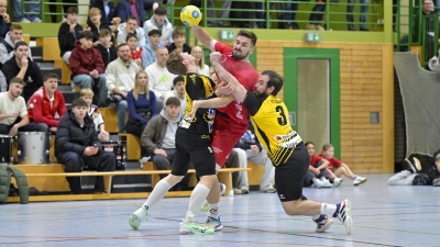 Rothenburgs Nedim Jasarevic, der in der Schlussminute auch das Siegtor erzielte, ist schwer zu stoppen. Das bekommen hier die Ismaninger Finn Braun (links) und Sebastian Forster zu spüren. (Foto: Martin Rügner)