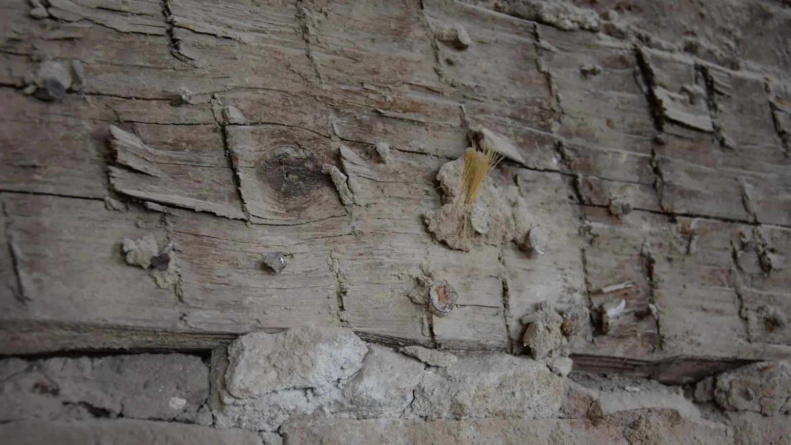 Freigelegtes Mauerwerk im Gebhardt-Haus: Die ehemalige Unterkunft Kaspar Hausers wird derzeit aufwändig saniert. Hinter dieser Tür befand sich die Schlafstube von Europas berühmtesten Findelkind. (Foto: : Florian Pöhlmann)