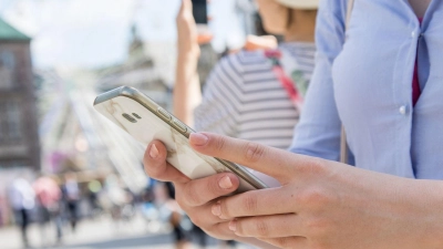 Wählt sich das Smartphone in Grenzregionen in Nicht-EU-Netze ein, kann dies hohe Kosten verursachen. (Foto: Christin Klose/dpa-tmn/dpa)