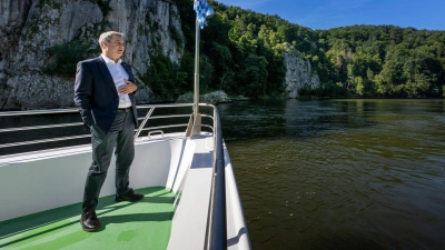 Markus Söder - hier vor Beginn der Kabinettssitzung am Bug eines Donauschiff vor der Kulisse des Donaudurchbruchs - freut sich über das Karlsruher Wahlrechtsurteil. (Foto: Peter Kneffel/dpa)