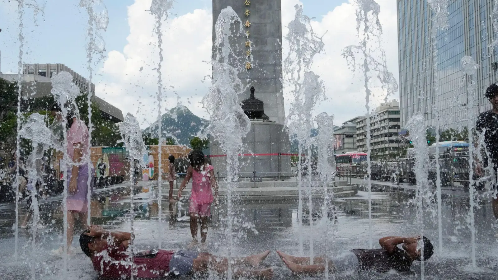 Menschen in der südkoreanischen Hauptstadt Seoul macht derzeit eine historische Serie von Tropennächten zu schaffen. (Foto: Ahn Young-joon/AP)