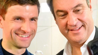 Bayerns Ministerpräsident Markus Söder sieht Thomas Müller als idealen Bayern-Präsidenten. (Foto: Joerg Koch/Bayerische Staatskanzlei/dpa)