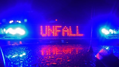 Zwei Menschen sind bei einem Unfall auf einer Kreuzung in München gestorben, zwei verletzt worden. (Symbolbild) (Foto: Stefan Puchner/dpa)