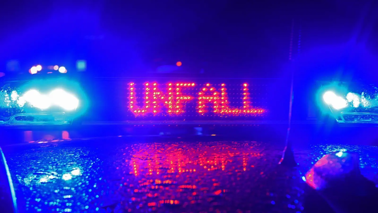 Zwei Menschen sind bei einem Unfall auf einer Kreuzung in München gestorben, zwei verletzt worden. (Symbolbild) (Foto: Stefan Puchner/dpa)