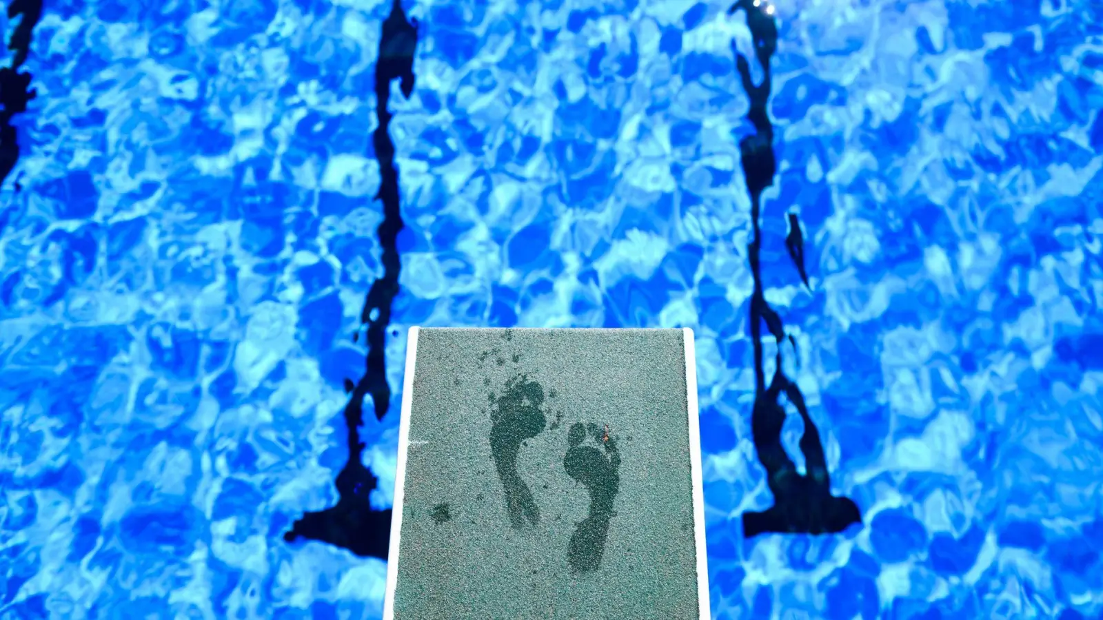 Sorgen herrschen in Lichtenau wegen des anhaltenden Defizits beim Betrieb des Freibades. (Symbolbild: Julian Stratenschulte/dpa)