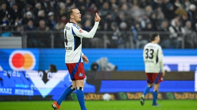 Hamburgs Sebastian Schonlau versucht seine Mannschaft nach dem Schalker Ausgleich zu motivieren. (Foto: Gregor Fischer/dpa)