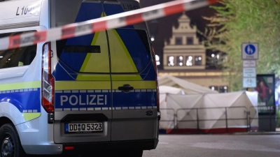 Das Umfeld des Tatorts bleibt noch bis zum späten Dienstagnachmittag gesperrt, weil die Polizei dort Spuren sichert. (Foto: Hendrik Schmidt/dpa)