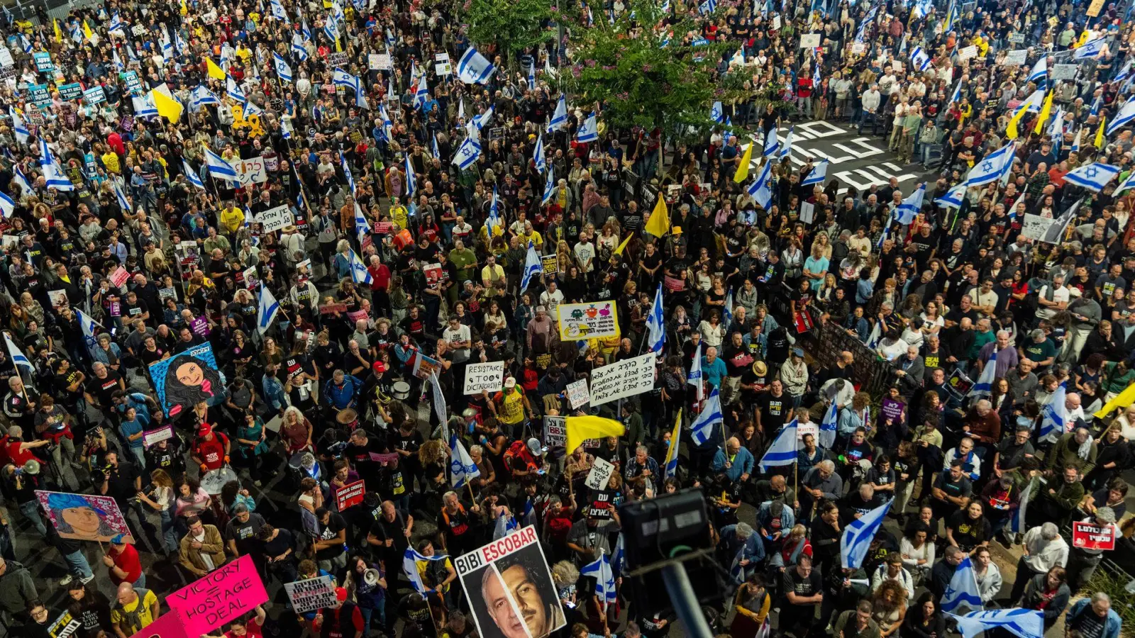 In Tel Aviv demonstrierten wieder hunderte Menschen für ein Abkommen zur Geisel-Freilassung. (Foto: Francisco Seco/AP/dpa)