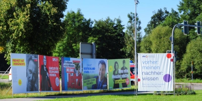 Um bei Wahlwerbung – das Bild zeigt in Ansbach Plakate zur Bundestagswahl 2021 – für mehr Transparenz zu sorgen, hat die EU eine eigene Verordnung erlassen. Wählerinnen und Wähler sollen erkennen können, wer für die Werbung bezahlt hat.  (Archivbild: Jim Albright)