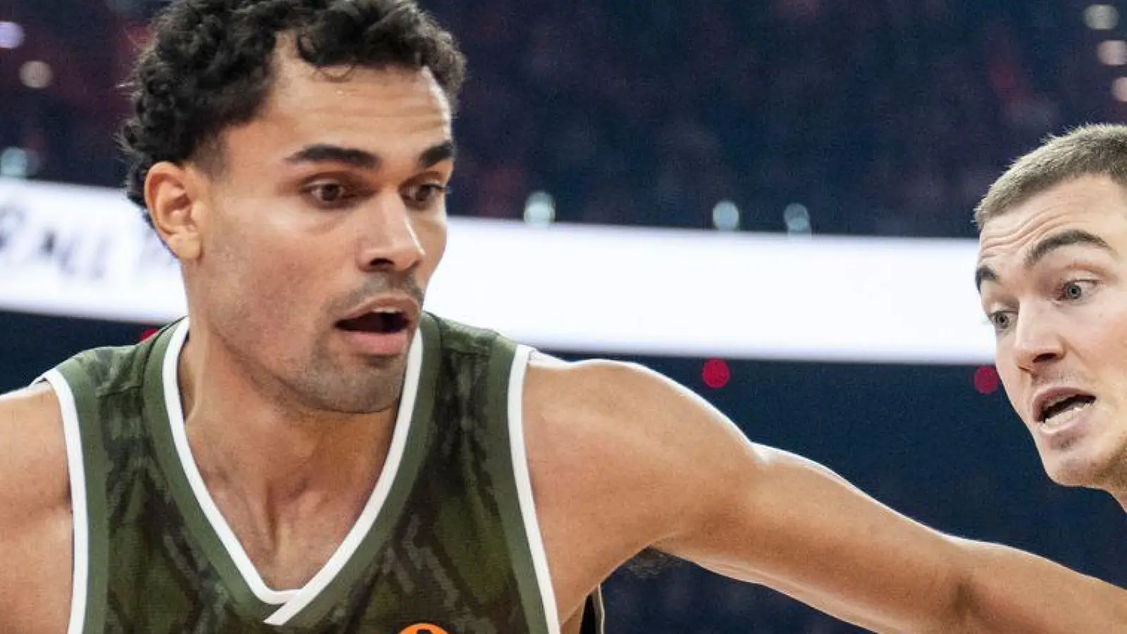 Oscar da Silva (l) vom FC Bayern München Basketball fällt wegen einer Knieverletzung mehrere Wochen aus. (Foto: Lukas Barth/dpa)