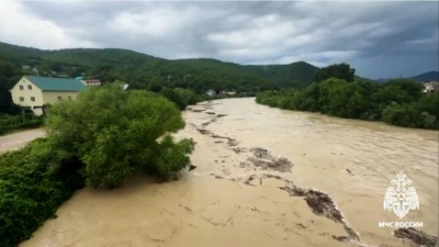 Unwetter haben im Kreis Tuapse in der Region Krasnodar zu Überschwemmungen geführt. (Handout) (Foto: -/Russian Emergencies Ministry/dpa)