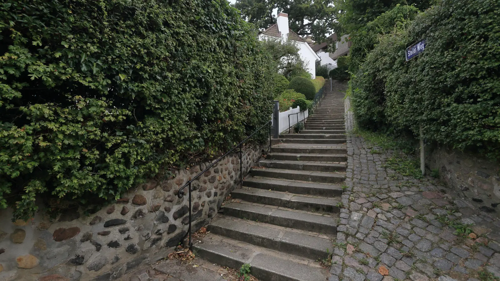 Der Name Treppenviertel ist keineswegs metaphorisch gemeint. Es gibt kaum befahrbare Straßen. Dafür etliche Treppenwege mit insgesamt über 5000 Stufen. (Foto: Thomas Wirth)