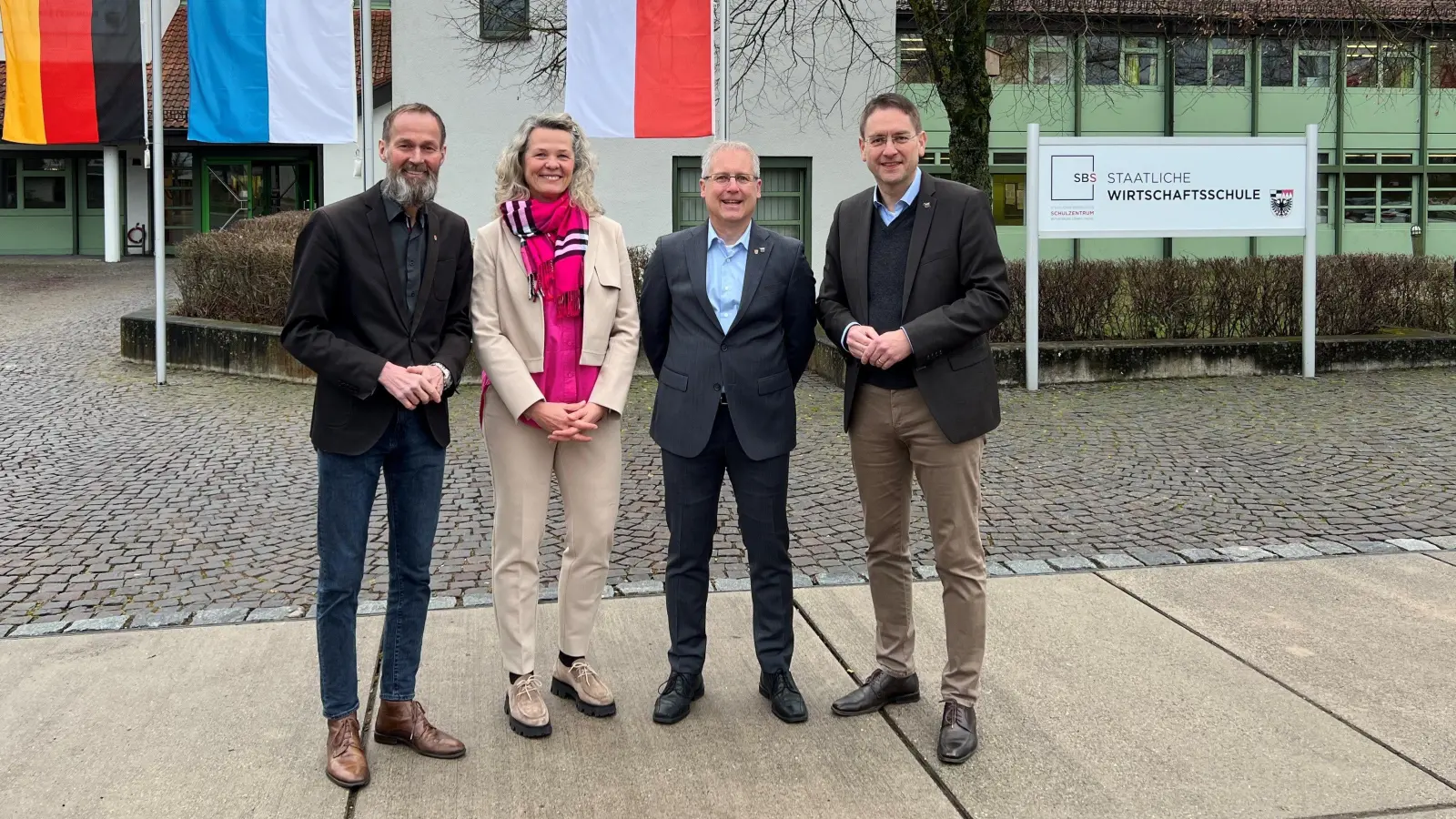 Landrat Dr. Jürgen Ludwig (rechts) und der Oberbürgermeister von Dinkelsbühl, Dr. Christoph Hammer (links), freuen sich gemeinsam mit Schulleiterin Christel Wirzberger-Camacho und ihrem Ständigen Vertreter Andreas Wedler über die gestiegenen Chancen für eine fünfte Jahrgangsstufe an der Wirtschaftsschule Dinkelsbühl. (Foto: Stadt Dinkelsbühl/Laura Krehn)