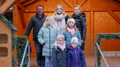 Freuen sich auf den Weihnachtsmarkt (hinten, von links): Karl Reinhardt, Cheforganisator des Marktes, das neue Christkind Isabell Kögler und Stadträtin Kyra Hoffmann. In der Mitte, von links: Vera Kögler und Leni Kranz. Vorne, von links: Luisa Kranz und Pia Neitzel. (Foto: Roman Kocholl)