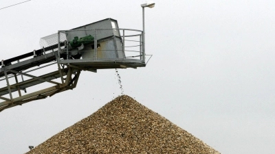 Kies und Sand sind weiter der in Deutschland am häufigsten gewonnene Rohstoff. Doch die Fördermenge schrumpft. (Symbolbild) (Foto: Roland Weihrauch/dpa)