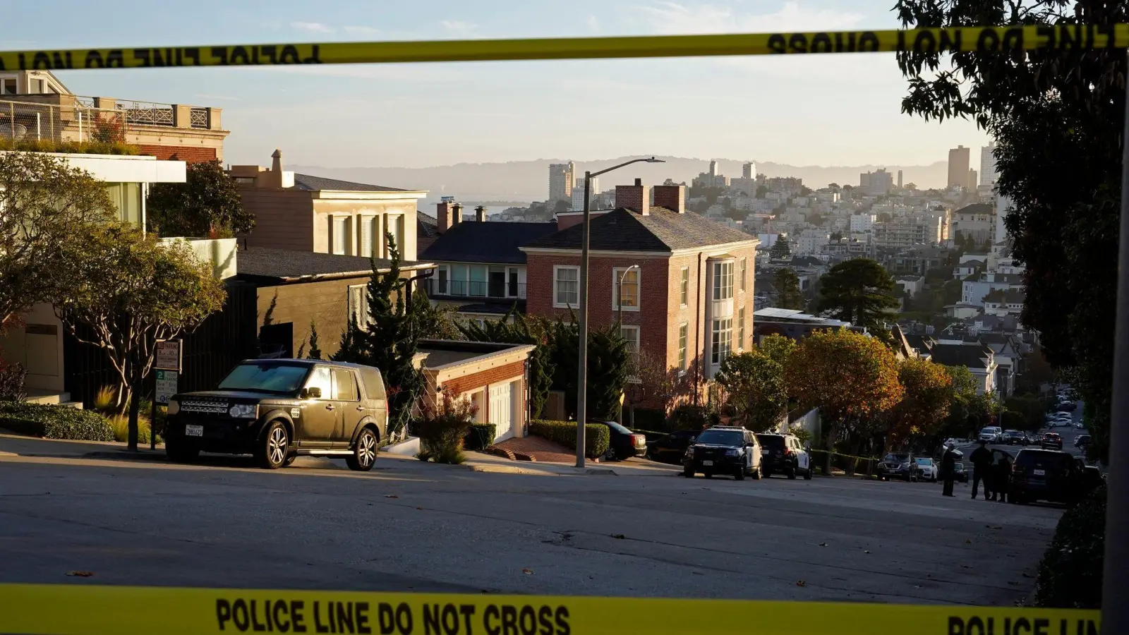 Polizei Absperrband blockiert nach dem Angriff die Straße vor dem Haus von Nancy und Paul Pelosi in San Francisco. (Foto: Eric Risberg/AP/dpa)