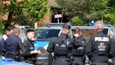 Die Polizei durchsucht wegen einer Person, die möglicherweise eine Waffe hatte, stundenlang eine Mittelschule.  (Foto: Daniel Karmann/dpa)