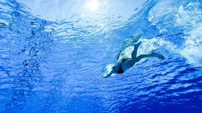 Wer nicht 6-12 Wochen mit dem Schwimmen pausieren möchte, kann frisch gestochene Ohrlöcher mit einem wasserfesten Pflaster und antiseptischen Produkten vor möglichen Keimen schützen. (zu dpa: «Schwimmen mit frischen Ohrlöchern - ja oder nein?») (Foto: Julian Stratenschulte)