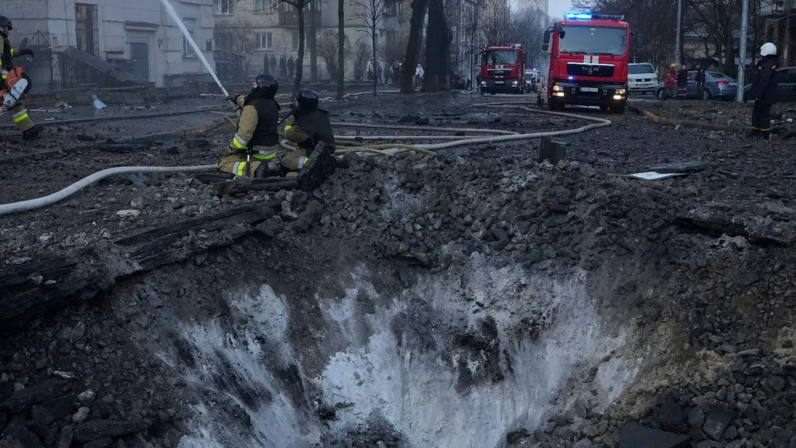 Die ukrainische Hauptstadt Kiew ist in der Nacht in mehreren Wellen mit Raketen angegriffen worden. (Foto: Vadim Ghirda/AP)