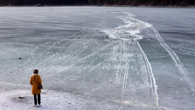 Zugefrorene Seen können zur Lebensgefahr werden. (Archivbild) (Foto: Karl-Josef Hildenbrand/dpa/dpa-tmn)