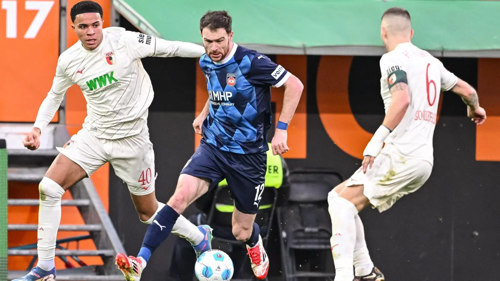 Wer wird's? Noahkai Banks (l) oder Jeffrey Gouweleeuw (r) beginnen am Freitag für Augsburg. (Archivbild) (Foto: Harry Langer/dpa)