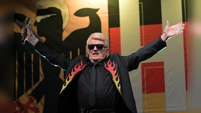 Viel Schwarz-Rot-Gold ist zu sehen, wenn Heino auf der Bühne singt. (Foto: Michael Bahlo/dpa)
