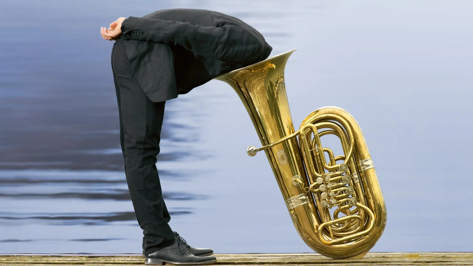 Was sieht er? Vermutlich nichts. Der Mann, der tief in die Tuba schaut, ist zu einem Erkennungsmotiv des Fränkischen Sommers geworden. Das Festival wirbt seit Jahren damit. (Foto: Frank Boxler)