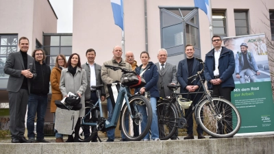 Bei der Abschlussveranstaltung „Mit dem Rad zur Arbeit“ wurden die Preise von der AOK im Landratsamt vergeben. Schirmherr war Landrat Dr. Christian von Dobschütz (links). (Foto: Christa Frühwald)