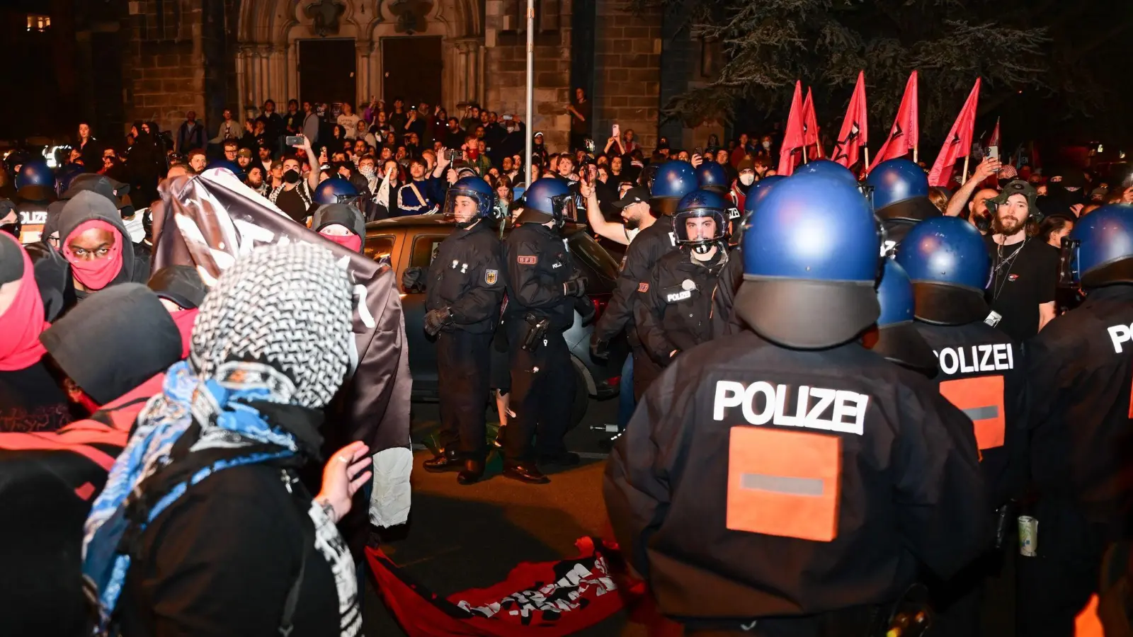 Die Gewerkschaft der Polizei spricht nach der Demonstration am Abend des 1. Mai in Berlin-Kreuzberg von einer gemischten Bilanz.  (Foto: Sebastian Christoph Gollnow/dpa)