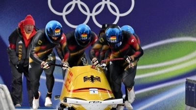 Das Team um Johannes Lochner (rechts vorne) liegt nach dem ersten Lauf vorn. (Foto: Robert Michael/dpa)
