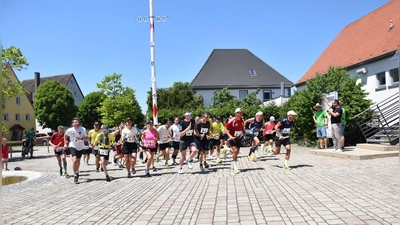Beim Start in Dombühl schickt Bürgermeister Jürgen Geier (ganz rechts) das Feld auf die Reise. (Foto: Jörg Behrendt)