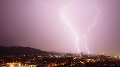 Zwei Blitze entladen sich bei einem  Gewitter über Stuttgart. (Foto: Andreas Rosar/dpa)