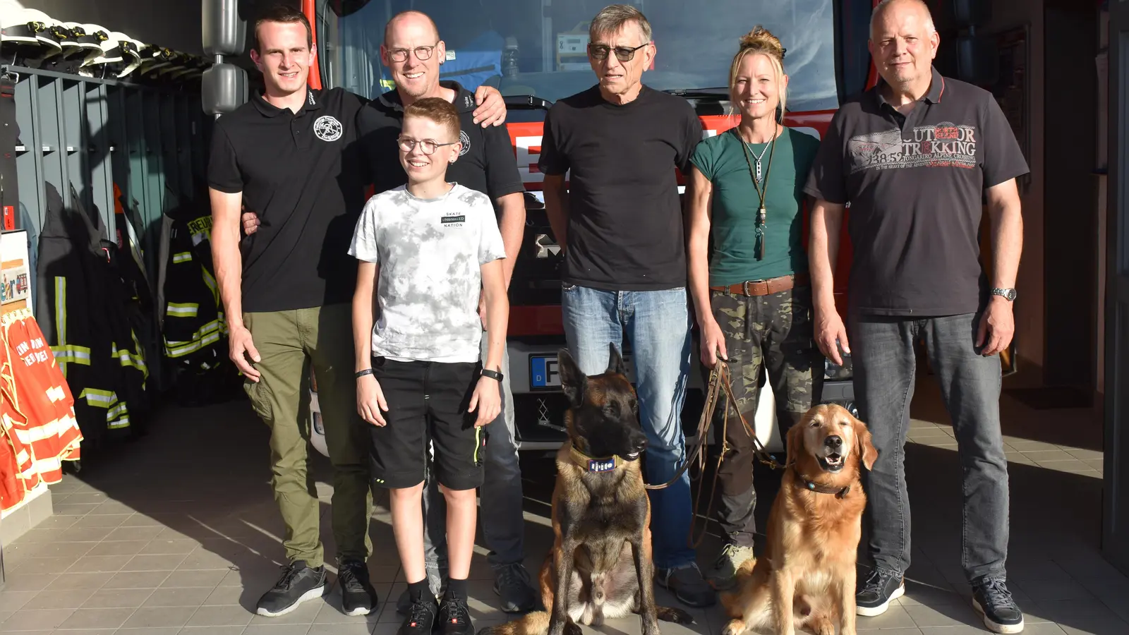 Erzählten von ihrem Besuch in Lana (von links): Fabian Radetzki, Daniel Strauß, Richard Strauß, Lothar Steca, Alexandra Steca und Rüdiger Radetzki von der Feuerwehr Dorfgütingen. Auf einem Teilstäck waren die beiden Hunde Keno und Yeti als Begleiter mit dabei. (Foto: Erich Herrmann)