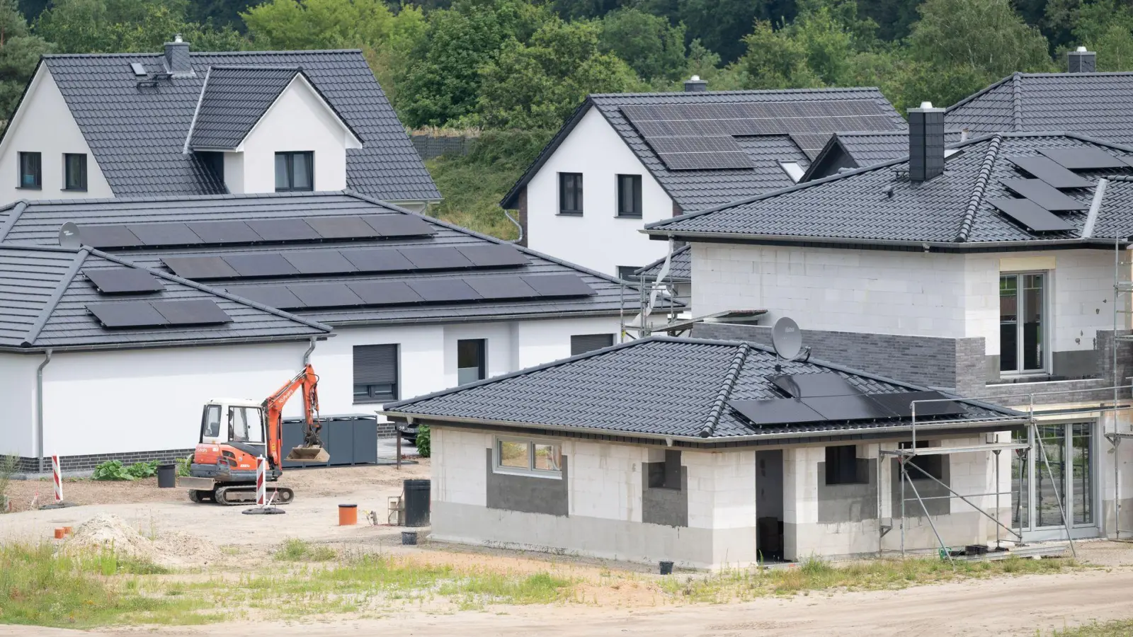 Vorsicht: Einschränkungen, die Bauherren den Zutritt zur Baustelle verwehren, verstecken sich oft in den AGBs eines Bauvertrags. (Foto: Sebastian Gollnow/dpa/dpa-tmn)