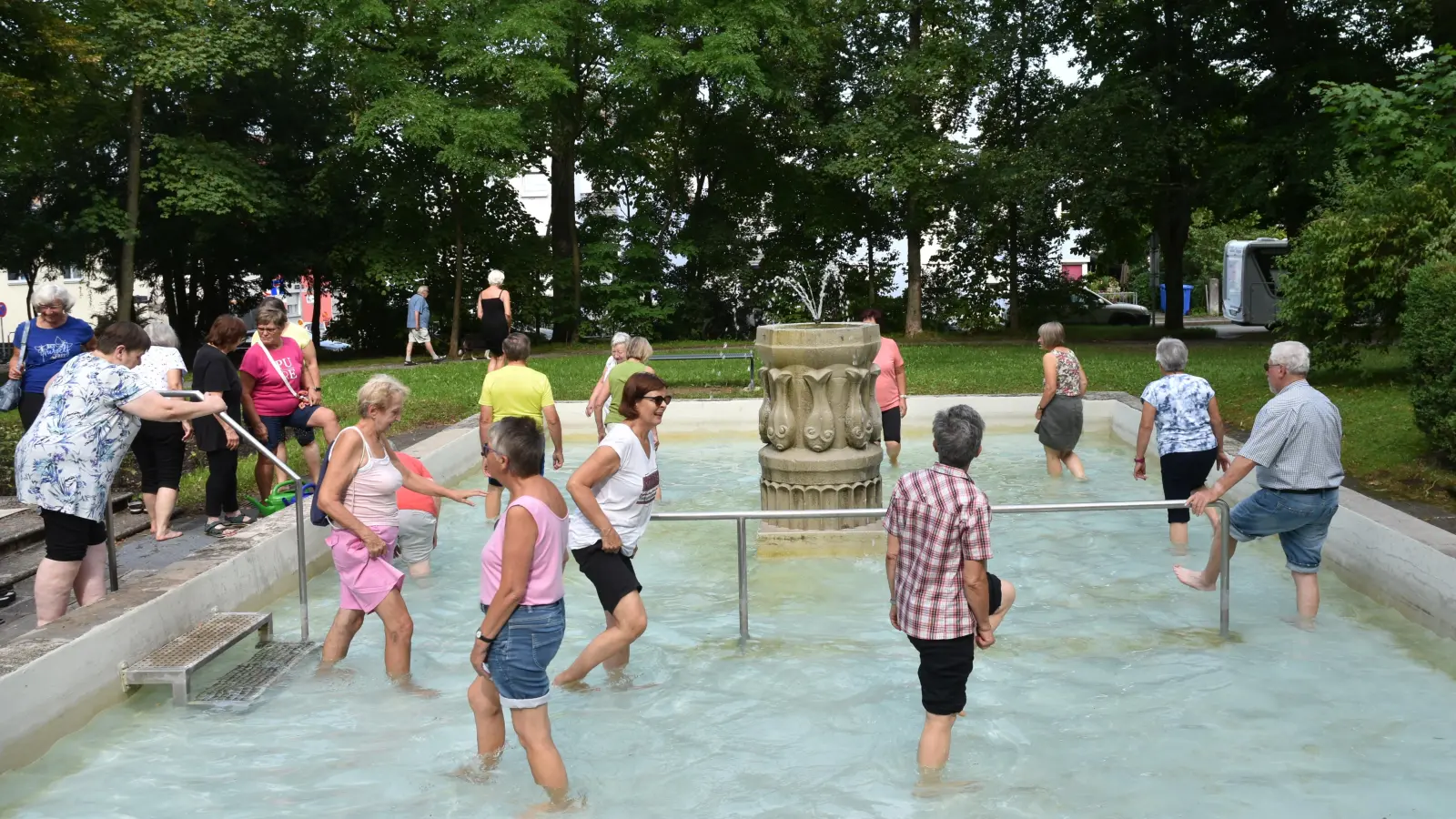 In Neustadt gibt es ein großes Wassertretbecken im Luitpoldpark. (Foto: Anita Dlugoß)