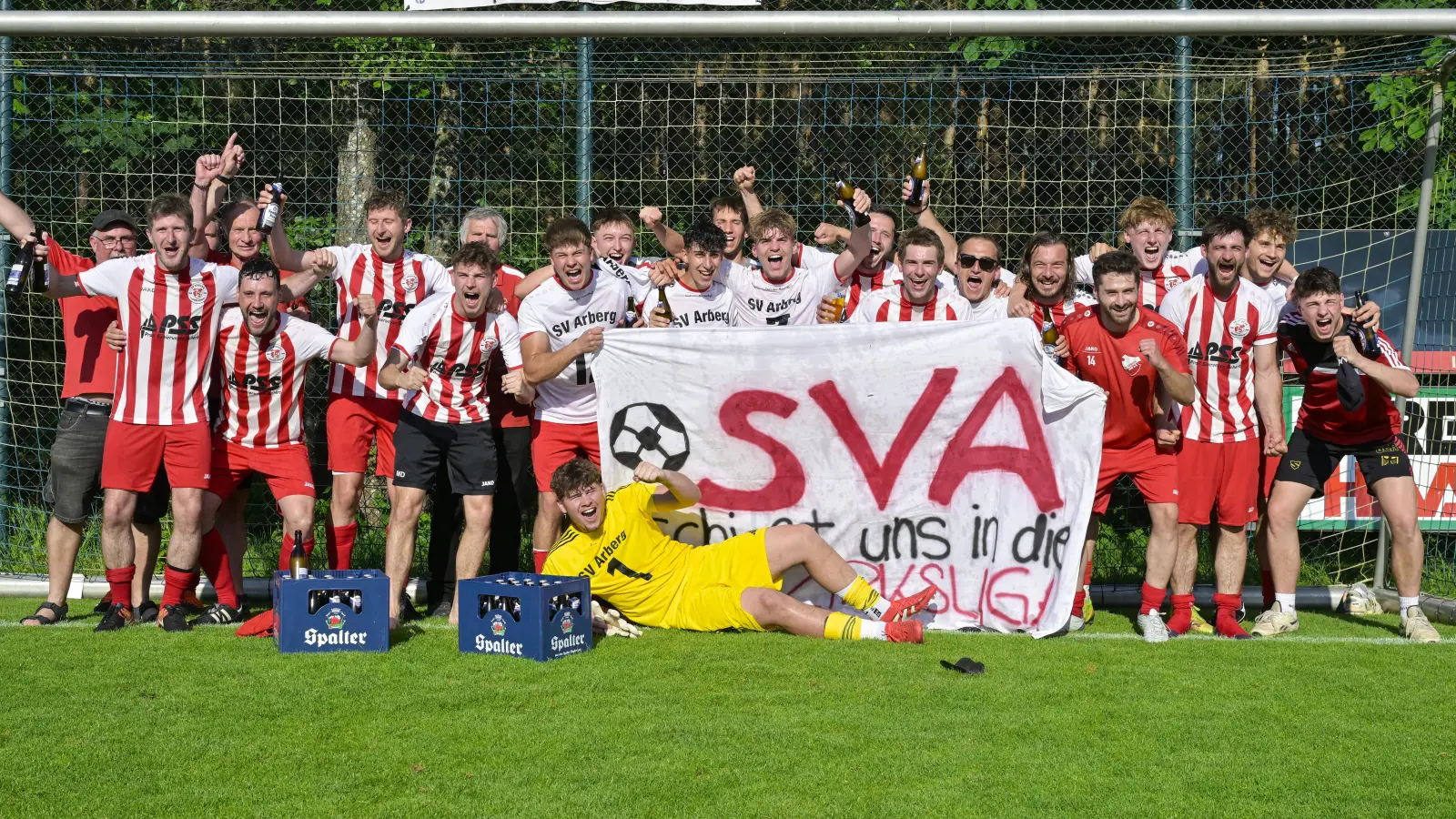 Der SV Arberg jubelt über den Bezirksliga-Aufstieg in der Relegation: (von links) Spielleiter Markus Rank, Felix Semmlinger, Alexander Beck, Trainer Werner Pfeuffer, Maximilian Winner, Jan Semmlinger, Max Daschner, Zeugwart Karl Hanneder, Fabian Rank, Konstantin Wenger, Robin Früh, Jan Dietrich, Niklas Liebgott, Dominik Greß, Florian Rettenberger, Marco Rieger, Christoph Nagler, Bugrahan Özcelik, Robin Hilpert, Albert Glas, Max Dietrich, Maximilian Wiesenberg sowie vorne liegend Baumgärtner Max. (Foto: Martin Rügner)