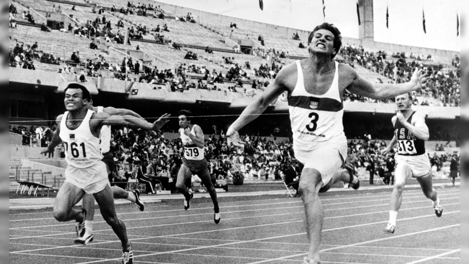 Kurt Bendlin läuft beim olympischen Zehnkampf 1968 über die Ziellinie. (Foto: picture-alliance/ dpa)