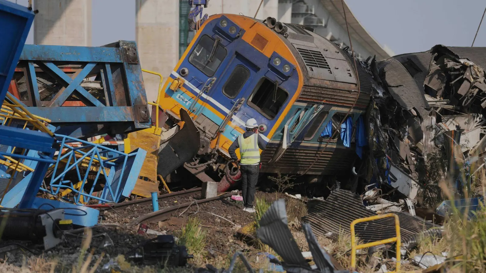 Zahlreiche Teams waren an den Bergungsarbeiten beteiligt. (Foto: Sakchai Lalit/AP/dpa)
