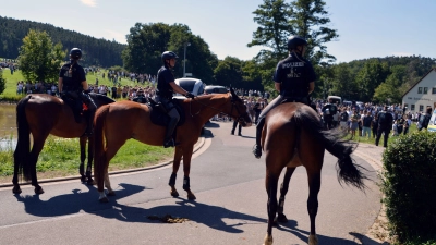 Auch die Reiterstaffel zeigte in Altschauerberg Präsenz. (Foto: Johannes Zimmermann)