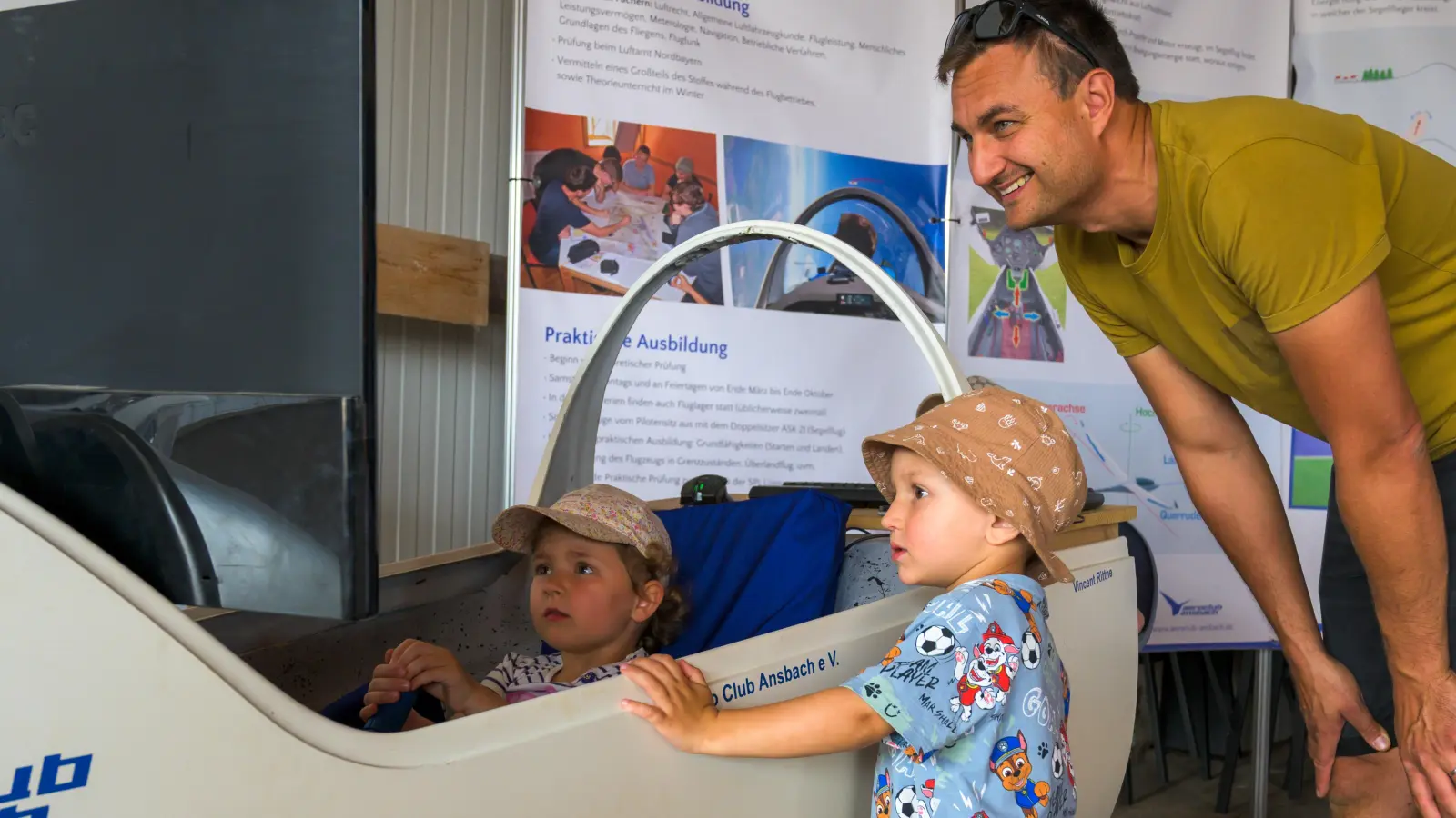 Für alle, die lieber am Boden bleiben möchten, gibt es einen Flugsimulator. (Foto: René Chlopotowski)