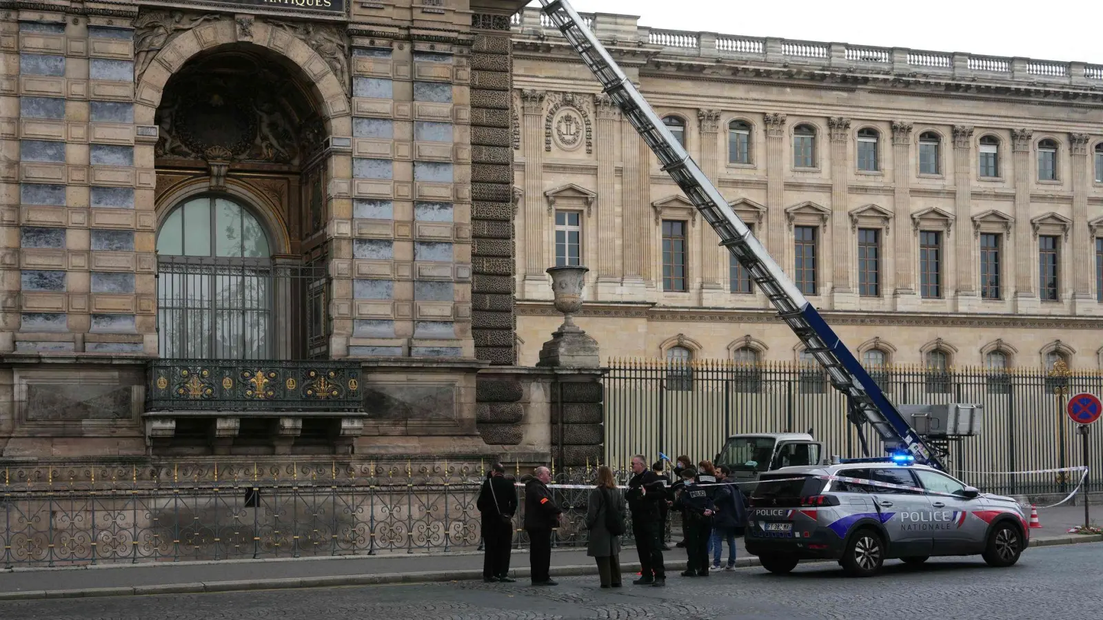Auf das Pariser Museum Louvre ist ein Raubüberfall verübt worden. (Archivbild) (Foto: Dimitar Dilkoff/AFP/dpa)