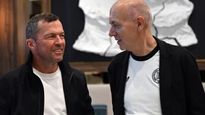 Lothar Matthäus und Bernd Neuendorf sprechen bei einer Veranstaltung in Chicago.  (Foto: Federico Gambarini/dpa)
