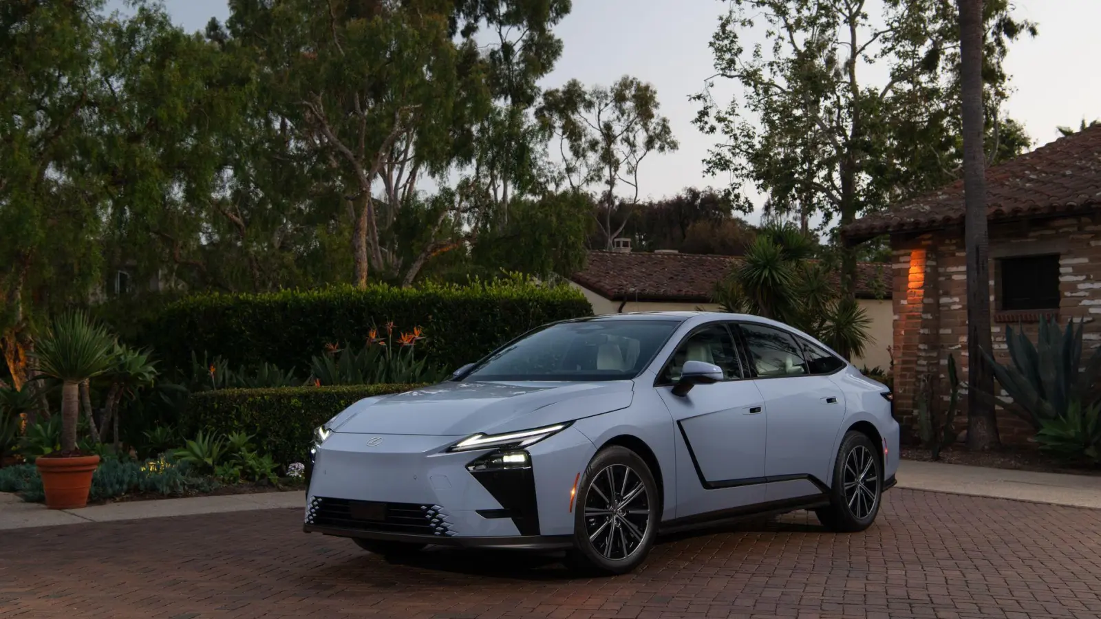 Erste Elektro-Limousine von Lexus: Mit der achten Generation des ES bringt Lexus erstmals eine vollelektrische Variante seiner Premium-Limousine auf den Markt. (Foto: Jade Nelson/Lexus/dpa-tmn)
