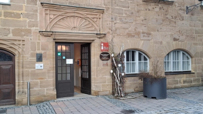 Im Zuge der Theater-Sanierung wegen Brandschutzmängeln soll die Tourist-Info vom Stadthaus an den Schlossplatz ziehen. Dies hat der Stadtrat im vergangenen Jahr mehrheitlich beschlossen. (Foto: Florian Schwab)